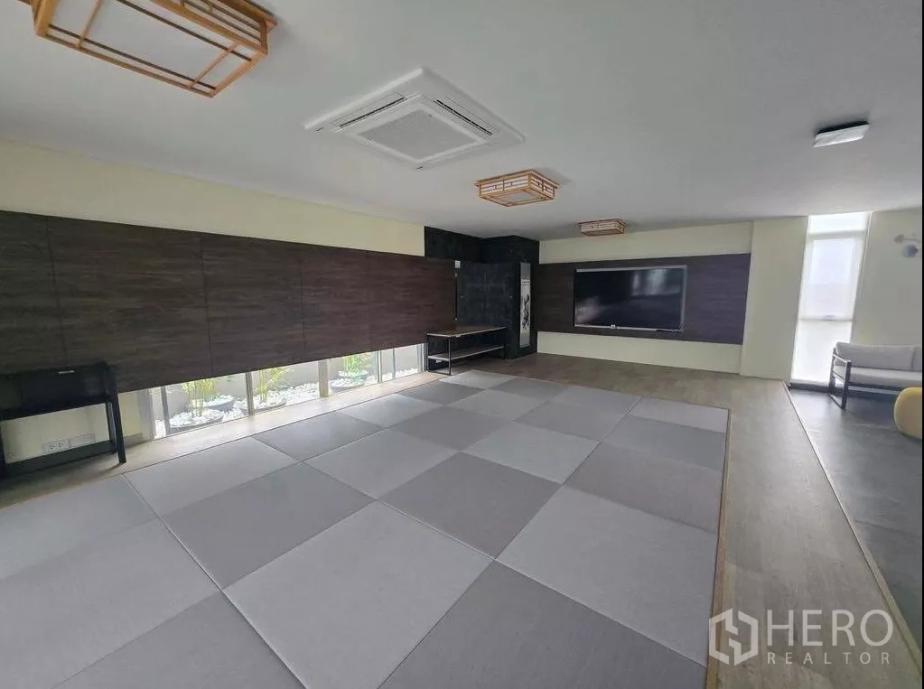 สำนักงาน ให้เช่าในPrawet, Bangkok - มุมมองห้องอเนกประสงค์อีกด้าน พร้อมจอขนาดใหญ่และชุดโซฟา