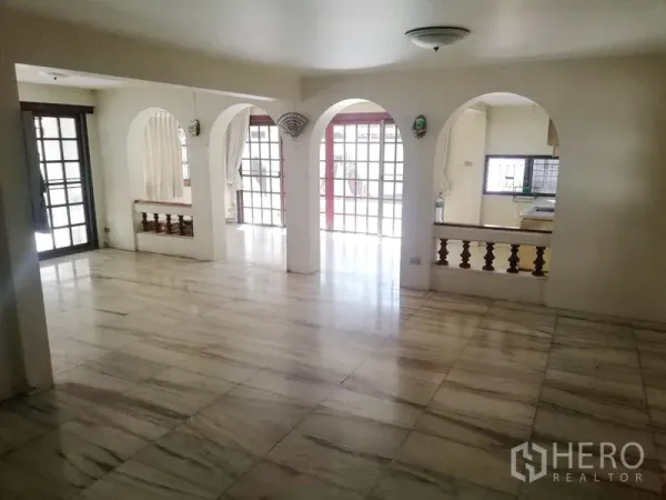 零售空间 出租在Khlong Toei, Bangkok - 开放式大厅，铺大理石地面与拱形通道