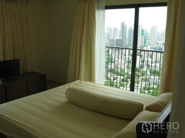 คอนโด ให้เช่าในKhlong Toei, Bangkok - ห้องนอนพร้อมหน้าต่างบานใหญ่ เปิดออกสู่ระเบียง เห็นวิวสกายไลน์สุขุมวิทกว้างไกล