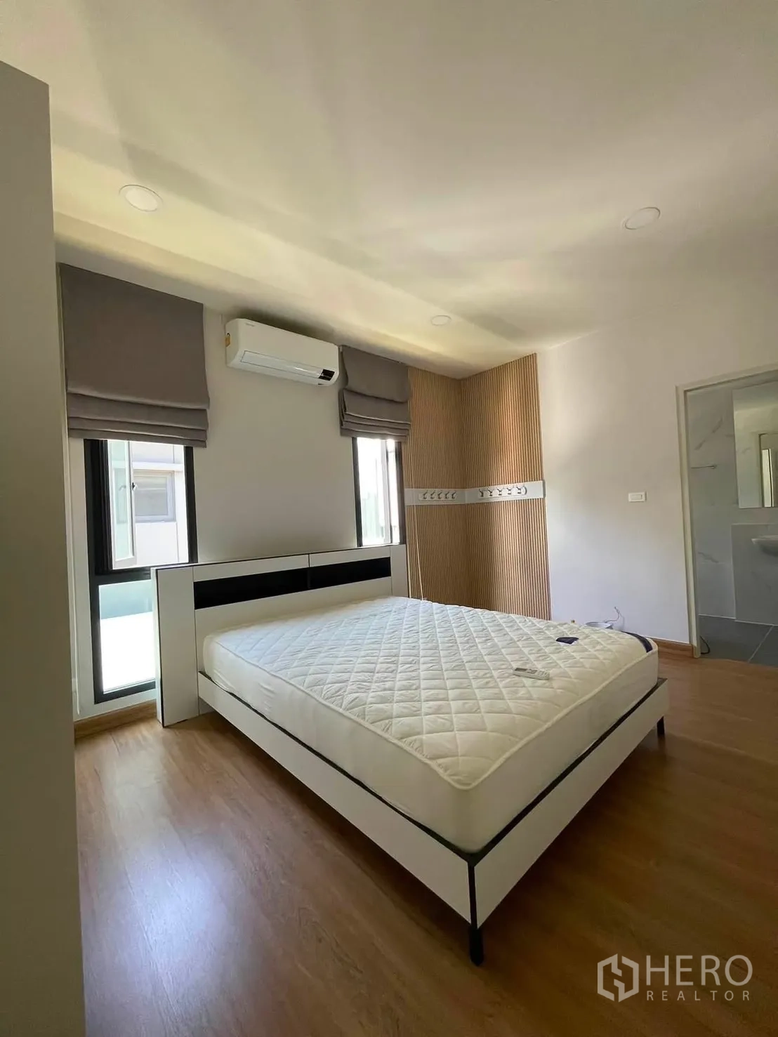 独栋房屋 for rent in Bang Phli, Samut Prakan - 卧室另一视角，可见床、格栅特色墙、窗户与门洞。