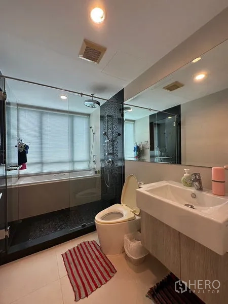 คอนโด ให้เช่าในKhlong Toei, Bangkok - ห้องน้ำหลักพร้อมฉากกั้นกระจก โซนอาบน้ำและอ่างอาบน้ำ กระจกบานใหญ่และอ่างล้างหน้า