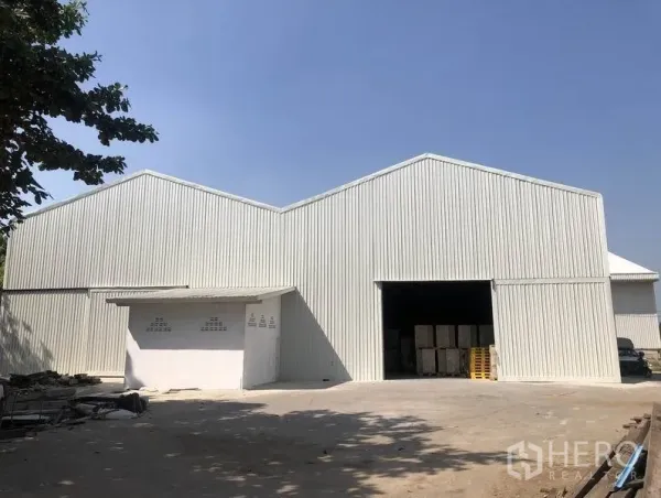 คลังสินค้า ให้เช่าในPak Kret, Nonthaburi - โกดังเมทัลชีทในปากเกร็ด พร้อมลานจอดและช่องโหลดกว้าง ใต้ท้องฟ้าโปร่ง