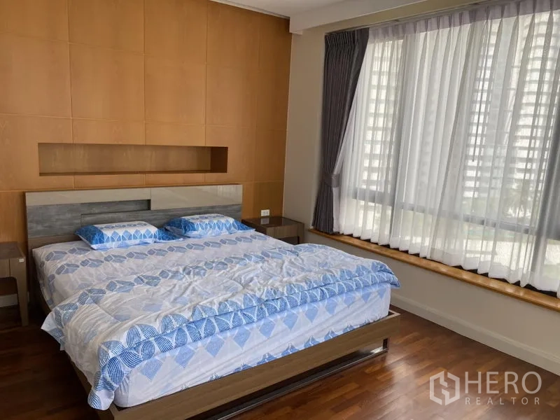 公寓 出租或出售在Sathon, Bangkok - 主卧配特大床，木饰面背景墙与大飘窗