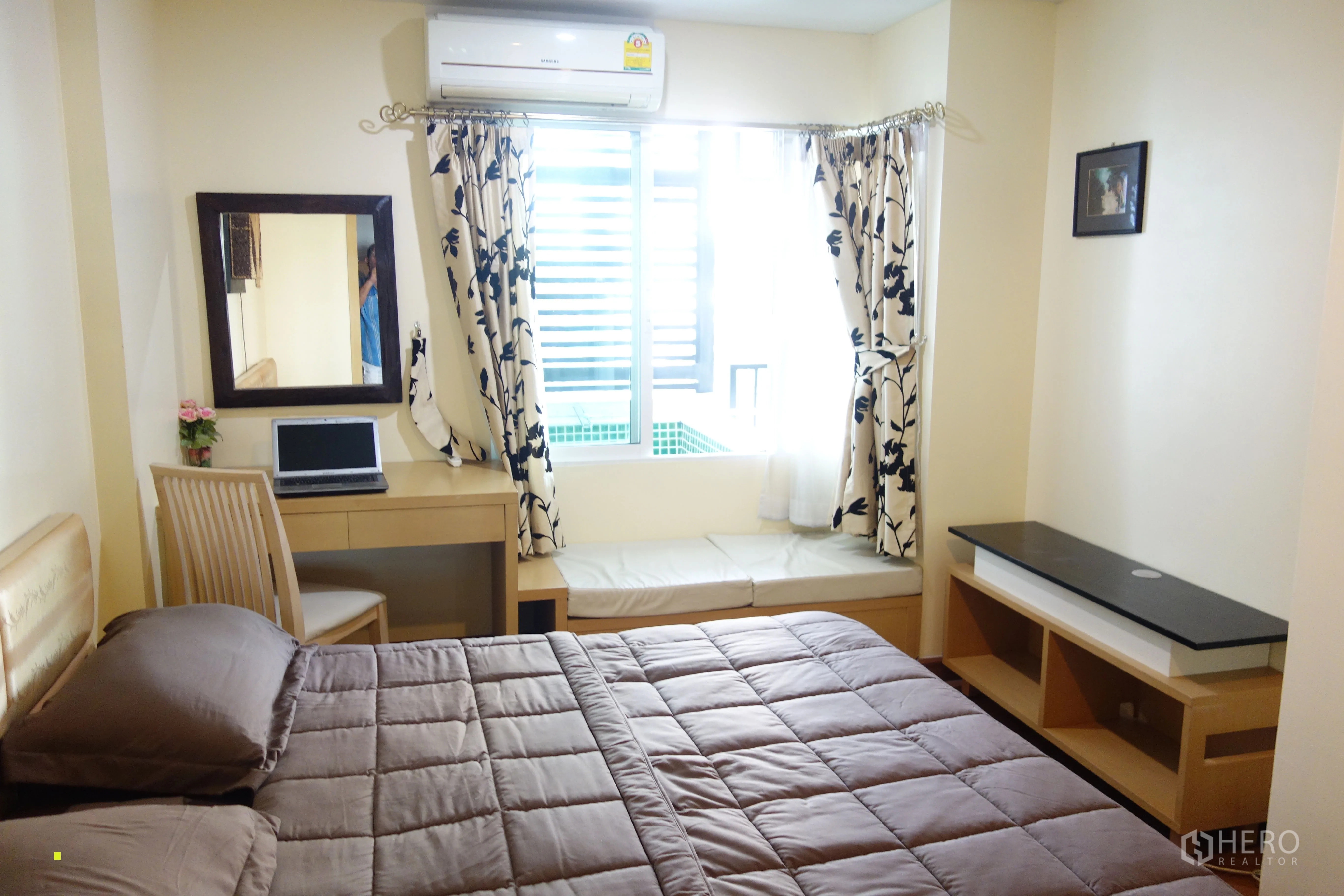 คอนโด ให้เช่าในPhra Khanong, Bangkok - ห้องนอนอบอุ่นมีเตียงคู่ โต๊ะทำงาน เบาะนั่งริมหน้าต่าง และแสงธรรมชาติ