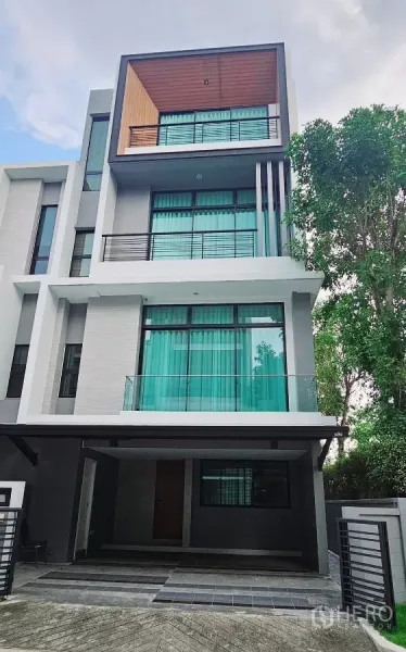 ทาวน์เฮาส์ ให้เช่าในSaphan Sung, Bangkok - ด้านหน้าทาวน์เฮ้าส์มุมสูง 4 ชั้น สไตล์โมเดิร์น พร้อมระเบียงและที่จอดรถในร่ม