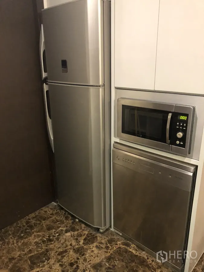 公寓 出租在Sathon, Bangkok - 紧凑厨房，配不锈钢双门冰箱、嵌入式微波炉和洗碗机，搭配大理石地面。