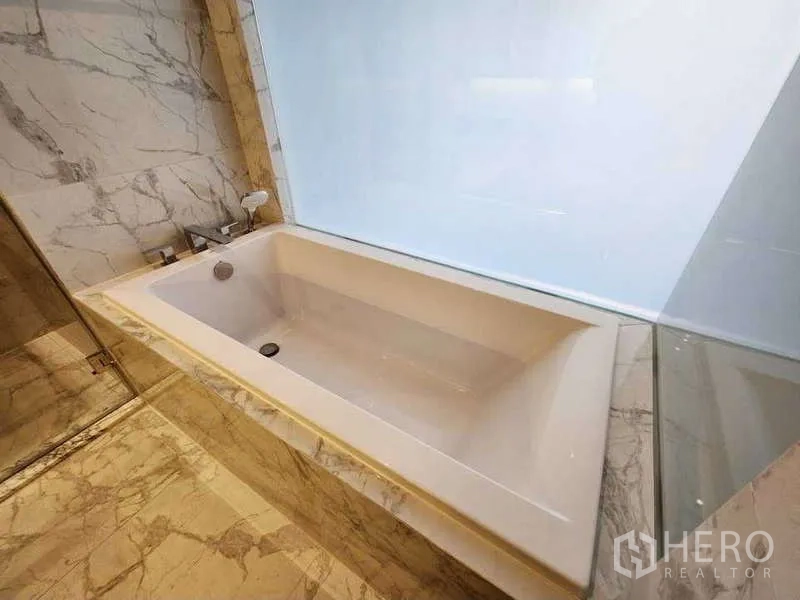 คอนโด ให้เช่าในWatthana, Bangkok - อ่างอาบน้ำทรงลึกในห้องน้ำลายหินอ่อน พร้อมฉากกระจกฝ้า