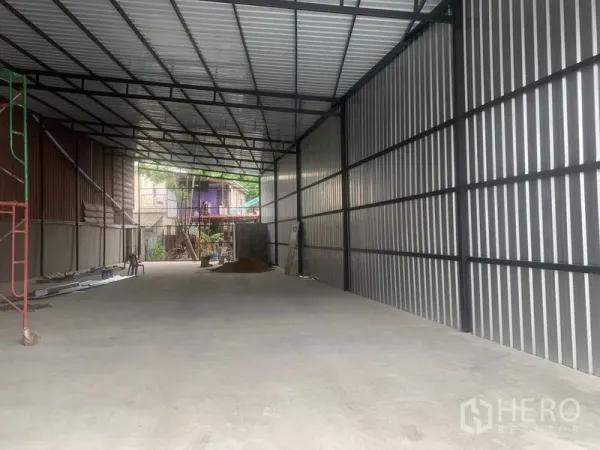 คลังสินค้า ให้เช่าในBang Kapi, Bangkok - ภายในโกดังโปร่ง หลังคาเหล็กสูง ผนังเมทัลชีท พื้นคอนกรีต