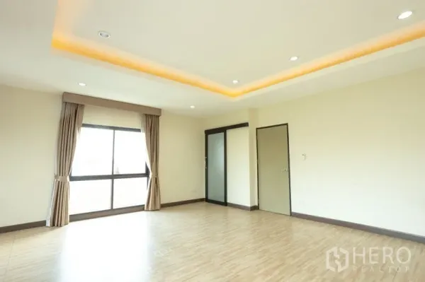 สำนักงานที่บ้าน ให้เช่าในBang Khen, Bangkok - ห้องอเนกประสงค์สว่างด้วยไฟฝ้าหลุมและพื้นลายไม้ ม่านพร้อม