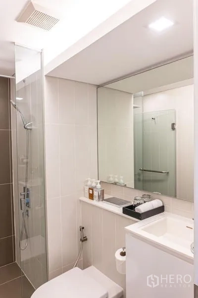 คอนโด ให้เช่าในKhlong Toei, Bangkok - ห้องน้ำสะอาด มีอ่างล้างหน้า กระจกบานใหญ่ โถสุขภัณฑ์ และตู้ Shower