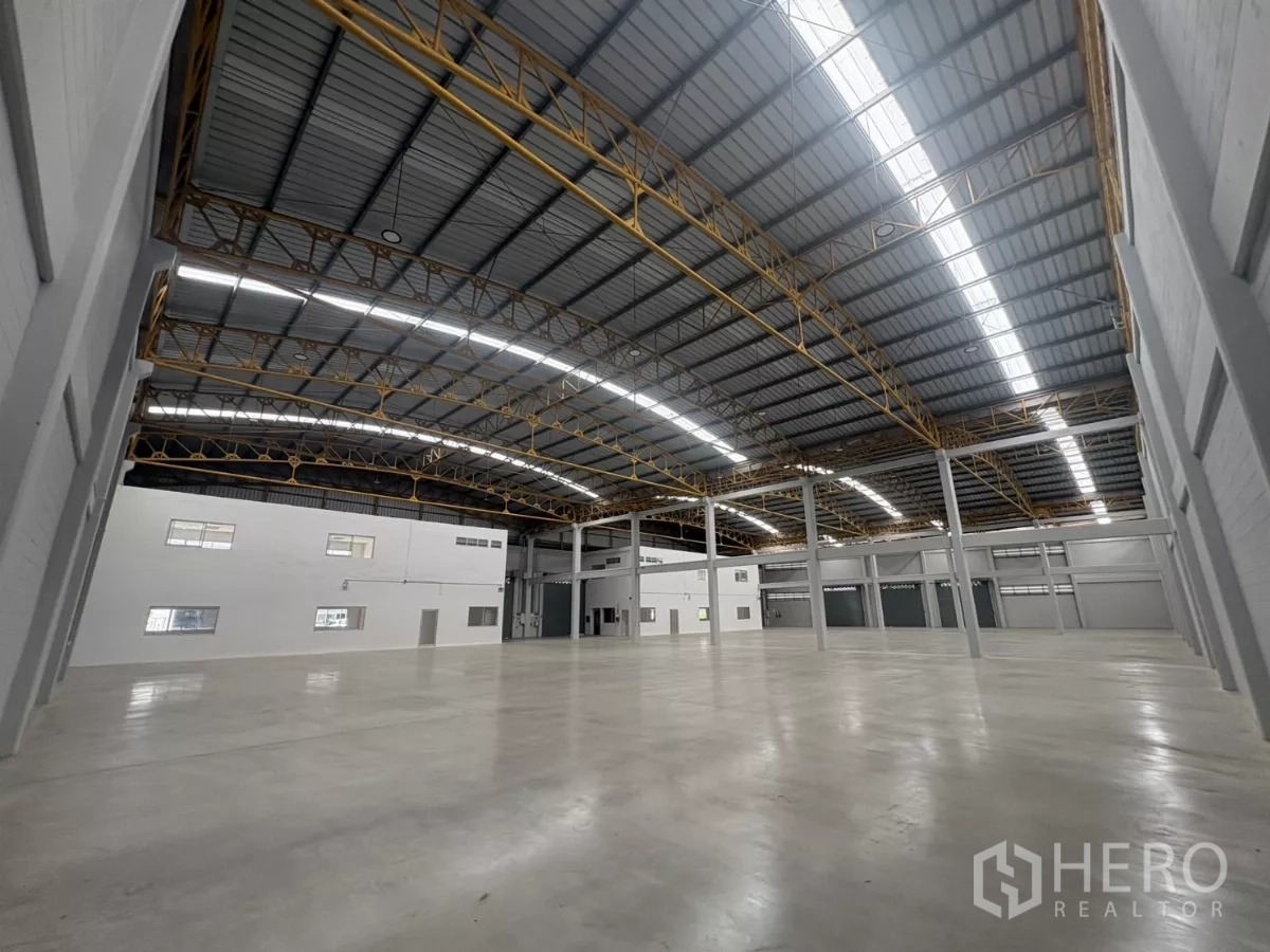 โรงงาน ให้เช่าในBang Phli, Samut Prakan - มุมมองโกดังไปยังชั้นลอยสำนักงานและประตูโหลดสินค้า