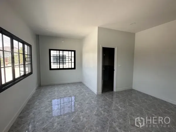 คลังสินค้า ให้เช่าในPak Kret, Nonthaburi - ห้องออฟฟิศสว่าง พื้นกระเบื้อง หน้าต่างบานใหญ่ เชื่อมเข้าห้องน้ำ