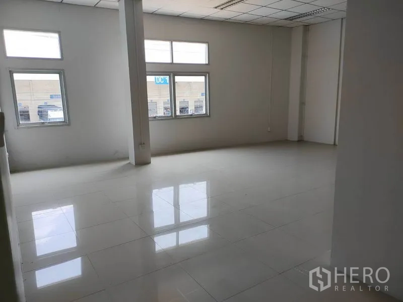 工厂 出租在Phra Nakhon Si Ayutthaya - 采光良好的开放式办公室，多扇窗户引入自然光。