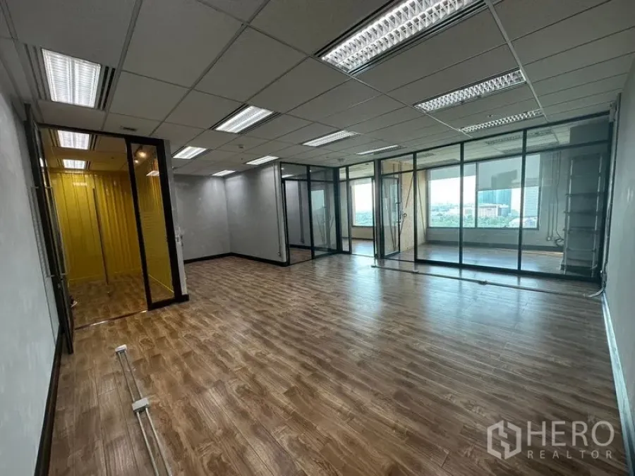 สำนักงาน ให้เช่าในChatuchak, Bangkok - โถงทำงานแบบเปิด เพดานฝ้าพร้อมไฟ และห้องประชุมกั้นกระจกมองเห็นวิวเมือง