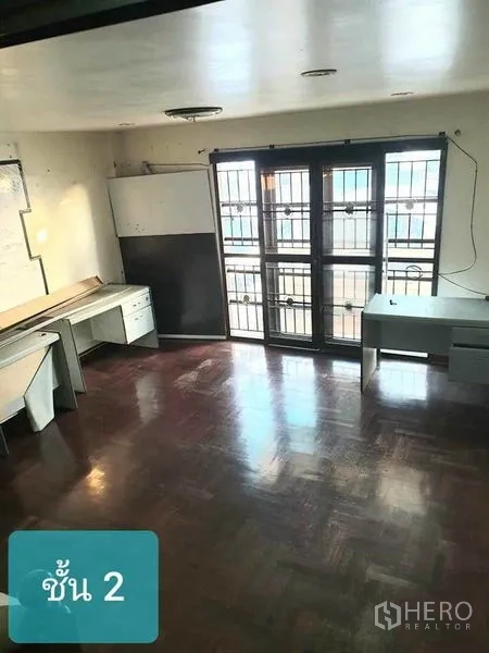 联排别墅 出售在Khlong Toei, Bangkok - 楼上房间，深色木地板，多张书桌，推拉门通阳台