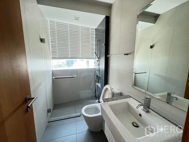 คอนโด ให้เช่าในKhlong Toei, Bangkok - ห้องน้ำมีหน้าต่าง ฝักบัวแบบวอล์กอิน อ่างล้างหน้า และโถสุขภัณฑ์