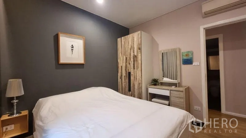 คอนโด ให้เช่าในWatthana, Bangkok - มุมห้องนอนแขกพร้อมตู้เสื้อผ้า โต๊ะเครื่องแป้ง และแสงไฟนุ่มนวล