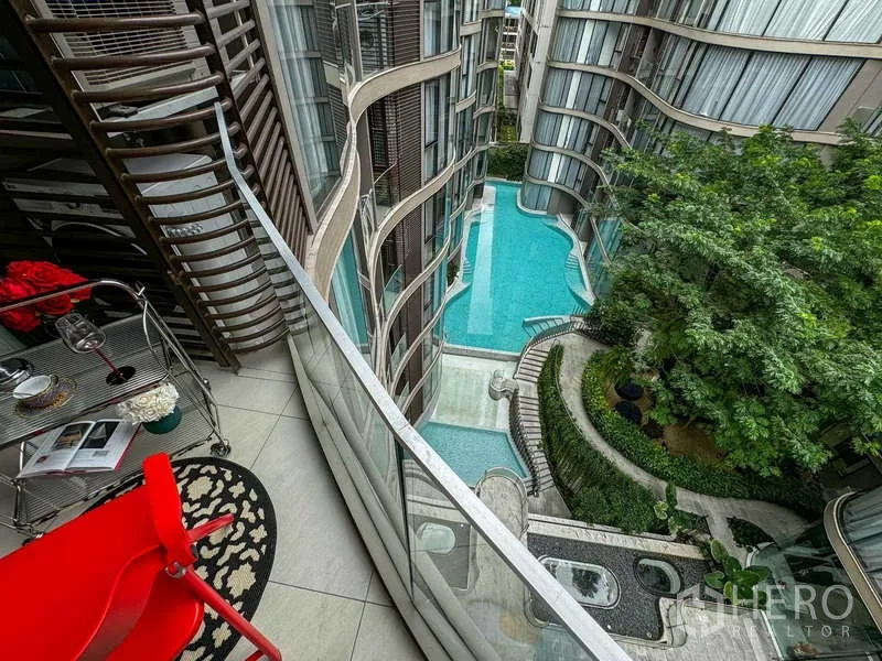 คอนโด ให้เช่า - มุมมองจากระเบียงลงสู่สระน้ำทรงลากูนและสวนจัดแต่ง