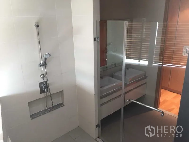 คอนโด ขายในKhlong Toei, Bangkok - ห้องน้ำสไตล์โมเดิร์น พร้อมห้องอาบน้ำกระจกและเคาน์เตอร์อ่างคู่แยกโซนเปียก