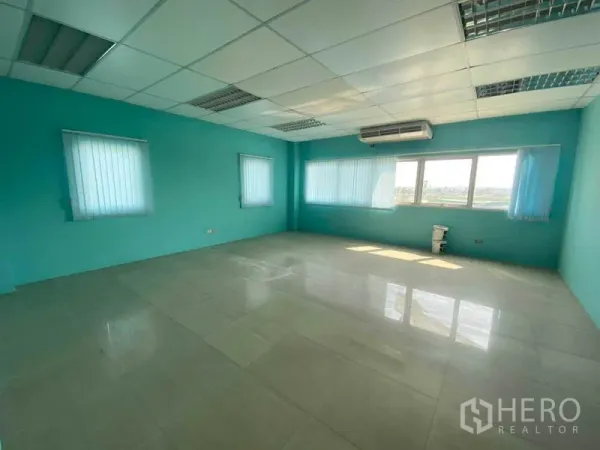 货栈 出租在Pathum Thani - 带空调的办公室，青绿色墙面与宽窗户