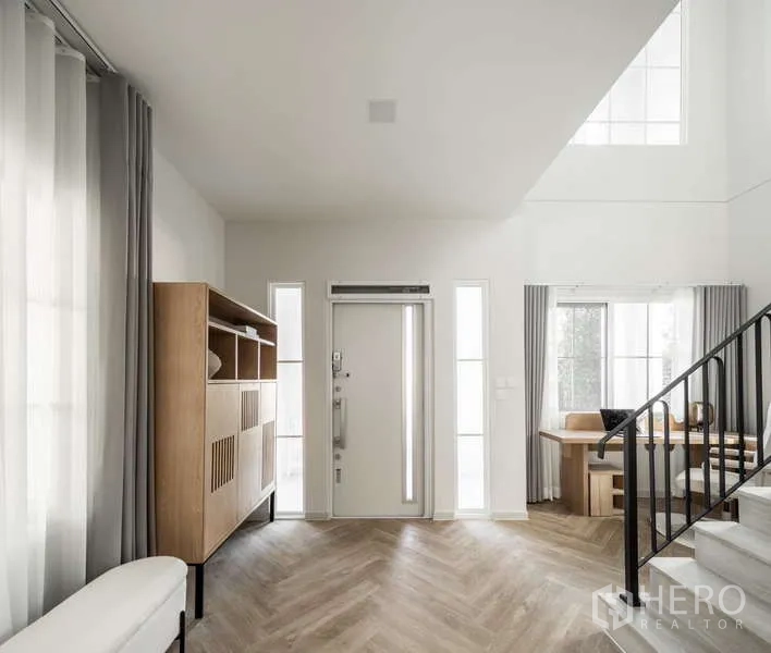 Detached House for rent or sale in Bang Phli, Samut Prakan - Foyer with high ceiling, staircase railing and tall windows bringing in natural light.