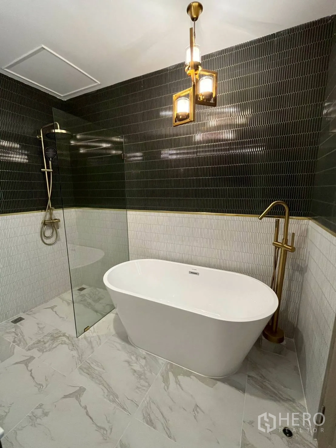 ทาวน์เฮาส์ for rent in Khlong Toei, Bangkok - มุมห้องน้ำโชว์อ่างอาบน้ำ ชุดก๊อกทอง ฉากกระจก และโคมแขวน.