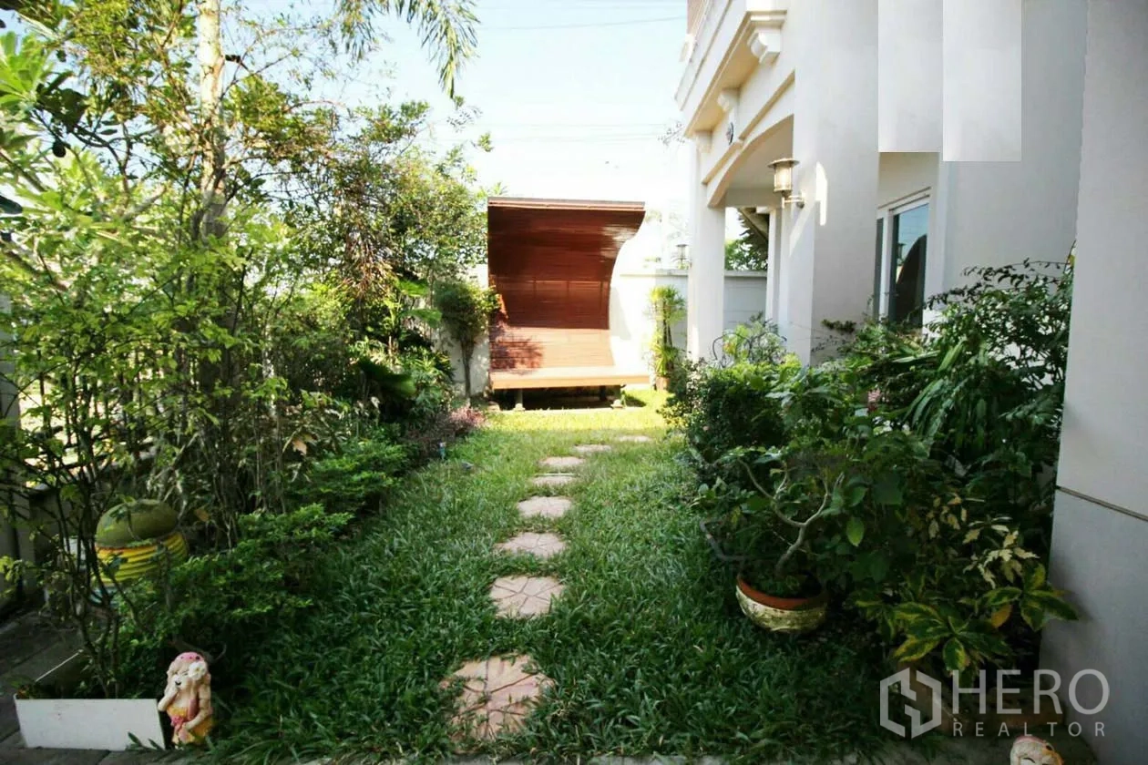 บ้าน ให้เช่าหรือขายในLat Krabang, Bangkok - สวนข้างบ้านเขียวร่มรื่น ทางเดินแผ่นทางเท้า พร้อมศาลาไม้เล็ก
