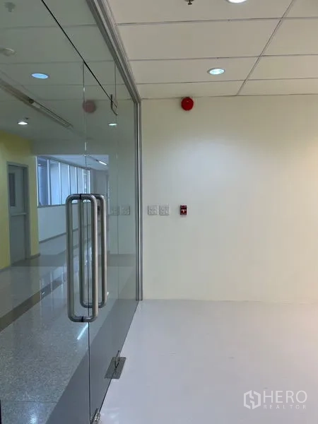 办公空间 出租在Watthana, Bangkok - 不锈钢把手的玻璃入口门，通向明亮办公室。