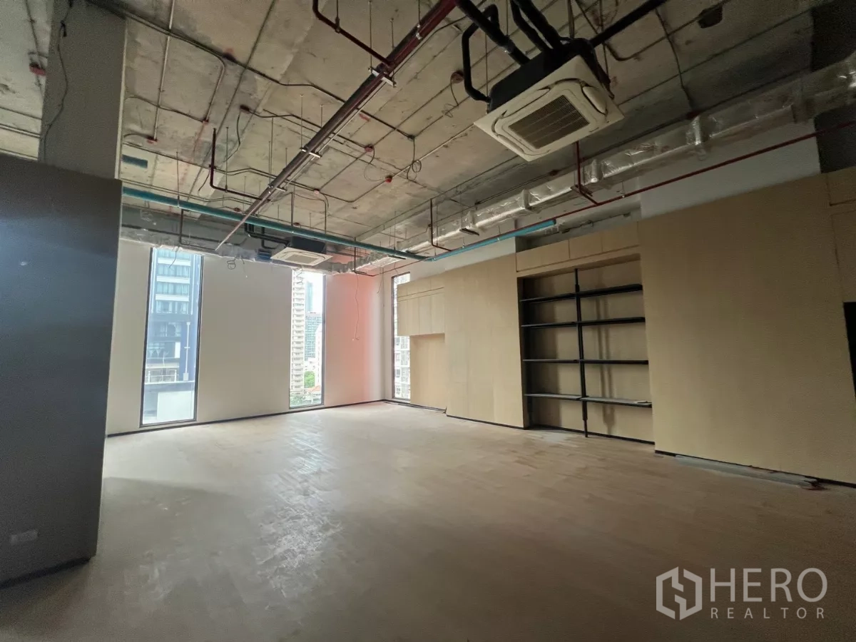 零售空间 出租 - 宽敞的零售大厅，通高窗、工业风天花与展示货架。