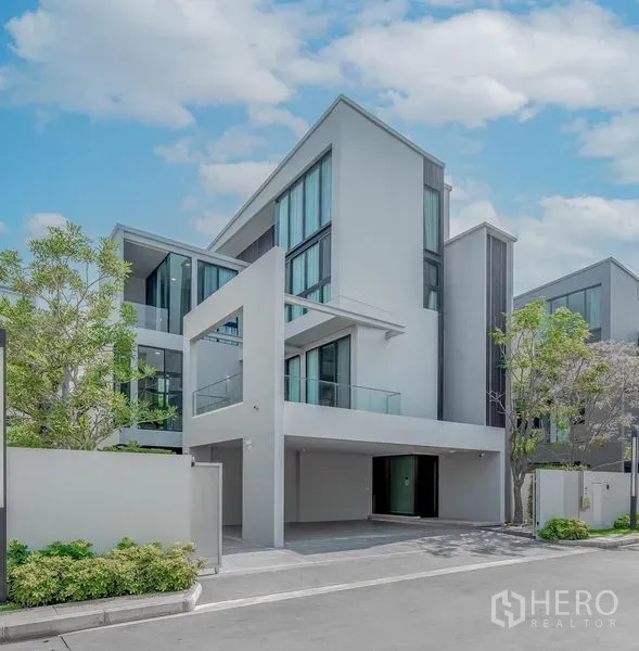 独立式住宅 出租 - 曼谷沙攀颂现代三层独栋别墅，玻璃阳台与有顶车位。