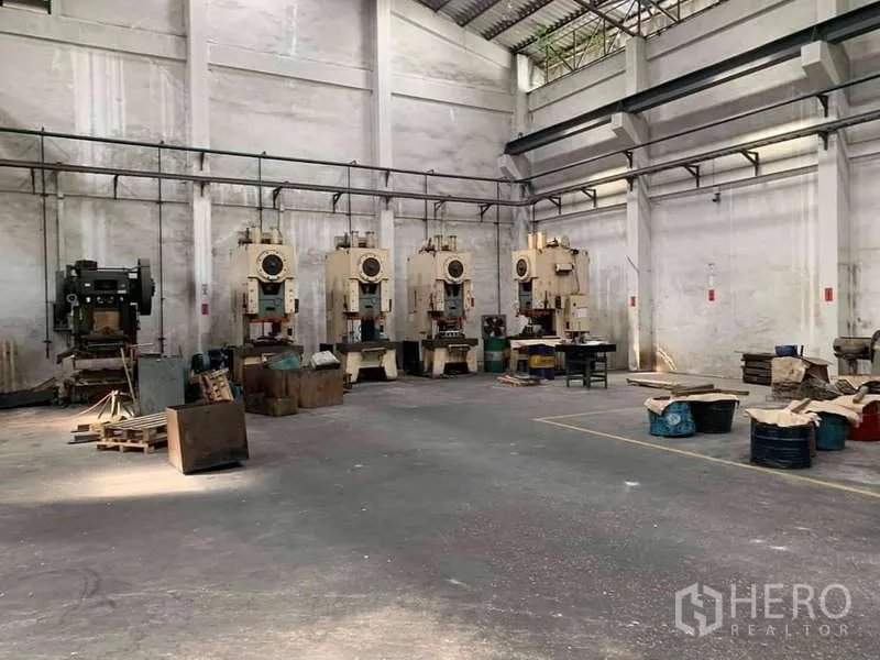 โรงงาน ให้เช่าในPhra Samut Chedi, Samut Prakan - เครื่องปั๊มโลหะเรียงเป็นแถว ภายในโกดังเพดานสูง ผนังระบายอากาศ