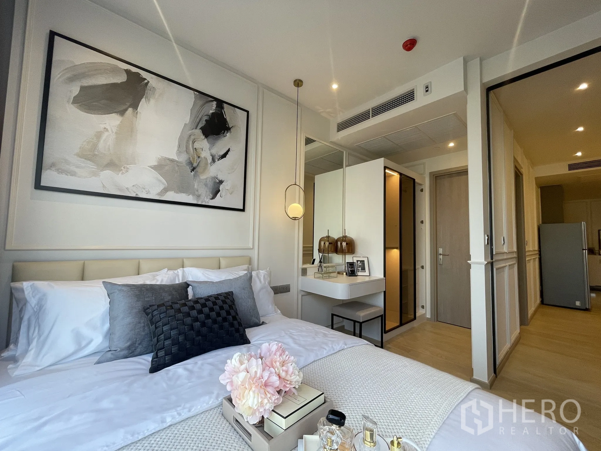 คอนโด ให้เช่าในDin Daeng, Bangkok - ภาพรวมห้องนอน มีภาพงานศิลป์เหนือเตียง โต๊ะเครื่องแป้งบิลท์อิน และตู้เสื้อผ้า เชื่อมต่อสู่ห้องนั่งเล่น