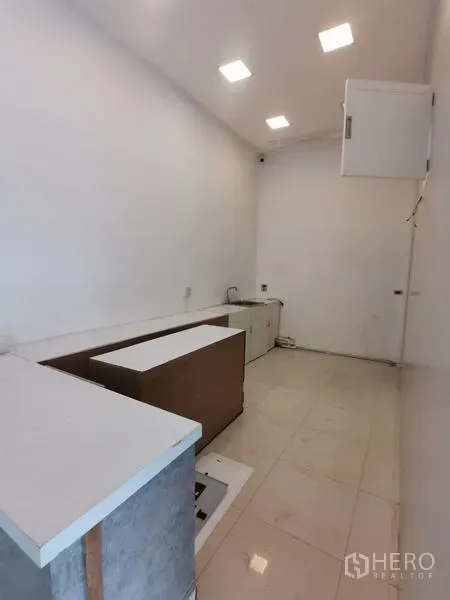 零售空间 出租在Bueng Kum, Bangkok - 后勤小房间，带操作台与天花筒灯