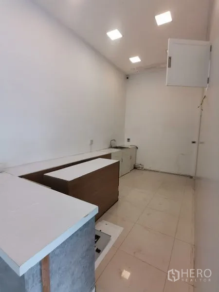 零售空间 出租在Bueng Kum, Bangkok - 后勤小房间，带操作台与天花筒灯