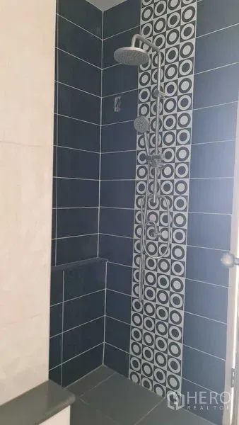 联排别墅 for 在Lam Luk Ka, Pathum Thani - 浴室淋浴区，蓝色墙砖与几何拼接，雨淋花洒。