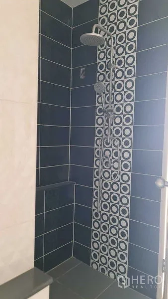 联排别墅 for 在Lam Luk Ka, Pathum Thani - 浴室淋浴区，蓝色墙砖与几何拼接，雨淋花洒。