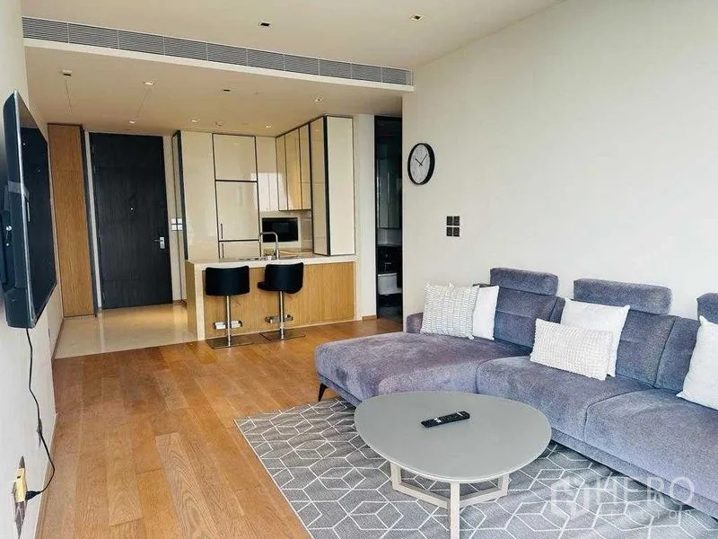 คอนโด ให้เช่าในKhlong Toei, Bangkok - ห้องนั่งเล่นเชื่อมครัวกะทัดรัดและทางเข้า ปูพื้นไม้ทั้งห้อง