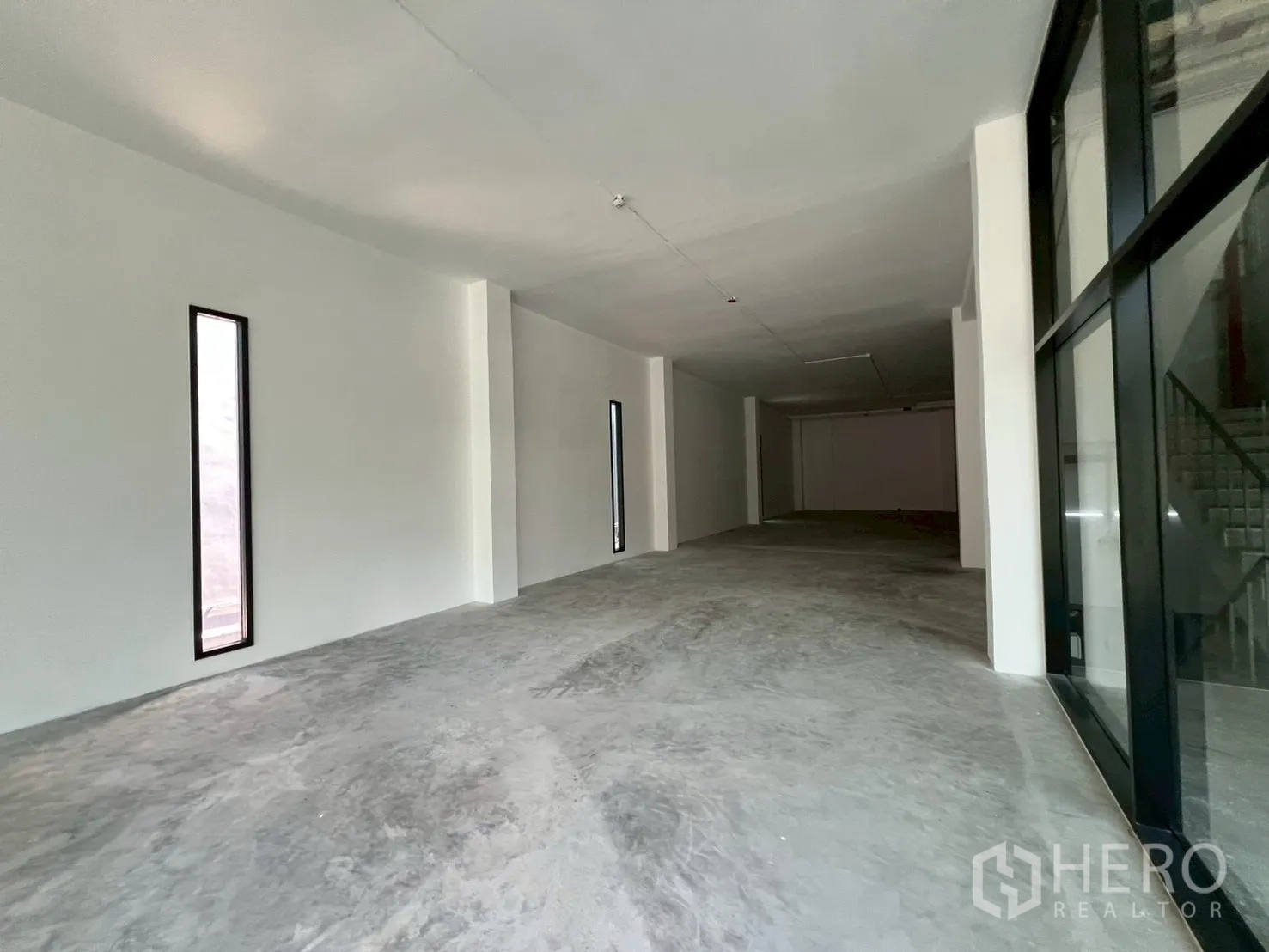 Retail Space for rent in Khlong Toei, Bangkok - Open retail hall with tall windows and a wide layout suitable for shop or showroom.