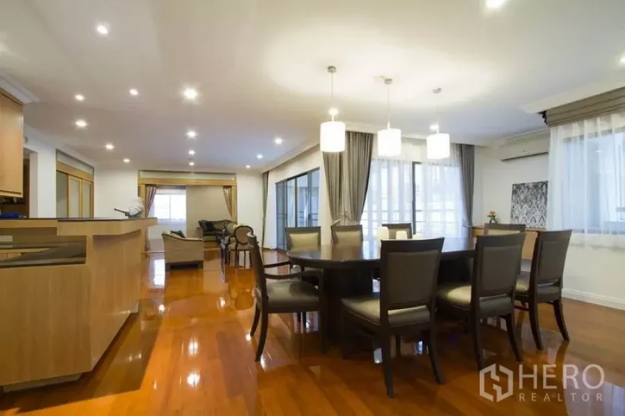 คอนโด ให้เช่าในWatthana, Bangkok - พื้นที่รับประทานอาหาร โต๊ะกลม โคมแขวน และครัวเปิดบิลท์อิน