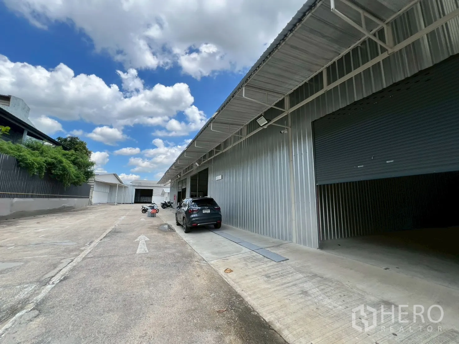 คลังสินค้า ให้เช่าในMin Buri, Bangkok - ด้านนอกโกดังพร้อมที่จอดรถและถนนกว้างสำหรับรถบรรทุก