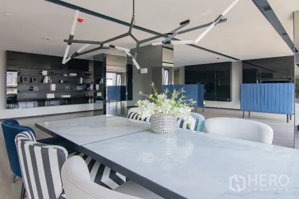 Condominium for rent in Phra Khanong, Bangkok - Residents’ clubhouse lounge with marble table, modern lighting and ample seating.