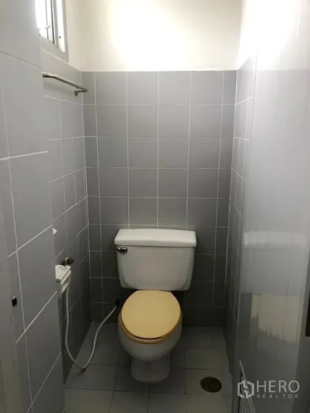 工厂 出租或出售在Bang Pa-in, Phra Nakhon Si Ayutthaya - 独立卫生间隔间，瓷砖墙面、抽水马桶与喷枪。