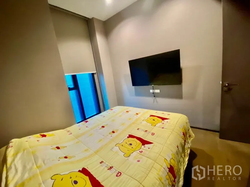 公寓 出租或出售在Bang Rak, Bangkok - 次卧带窗与遮光帘，墙挂平板电视。