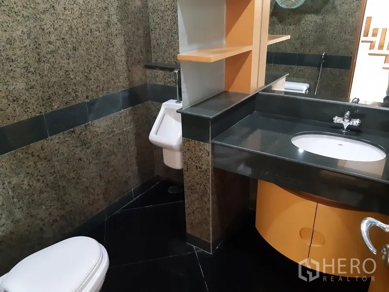 คอนโด ให้เช่าในKhlong Toei, Bangkok - ห้องน้ำตกแต่งหินแกรนิต พร้อมเคาน์เตอร์อ่างล้างหน้า โถสุขภัณฑ์ และโถปัสสาวะ