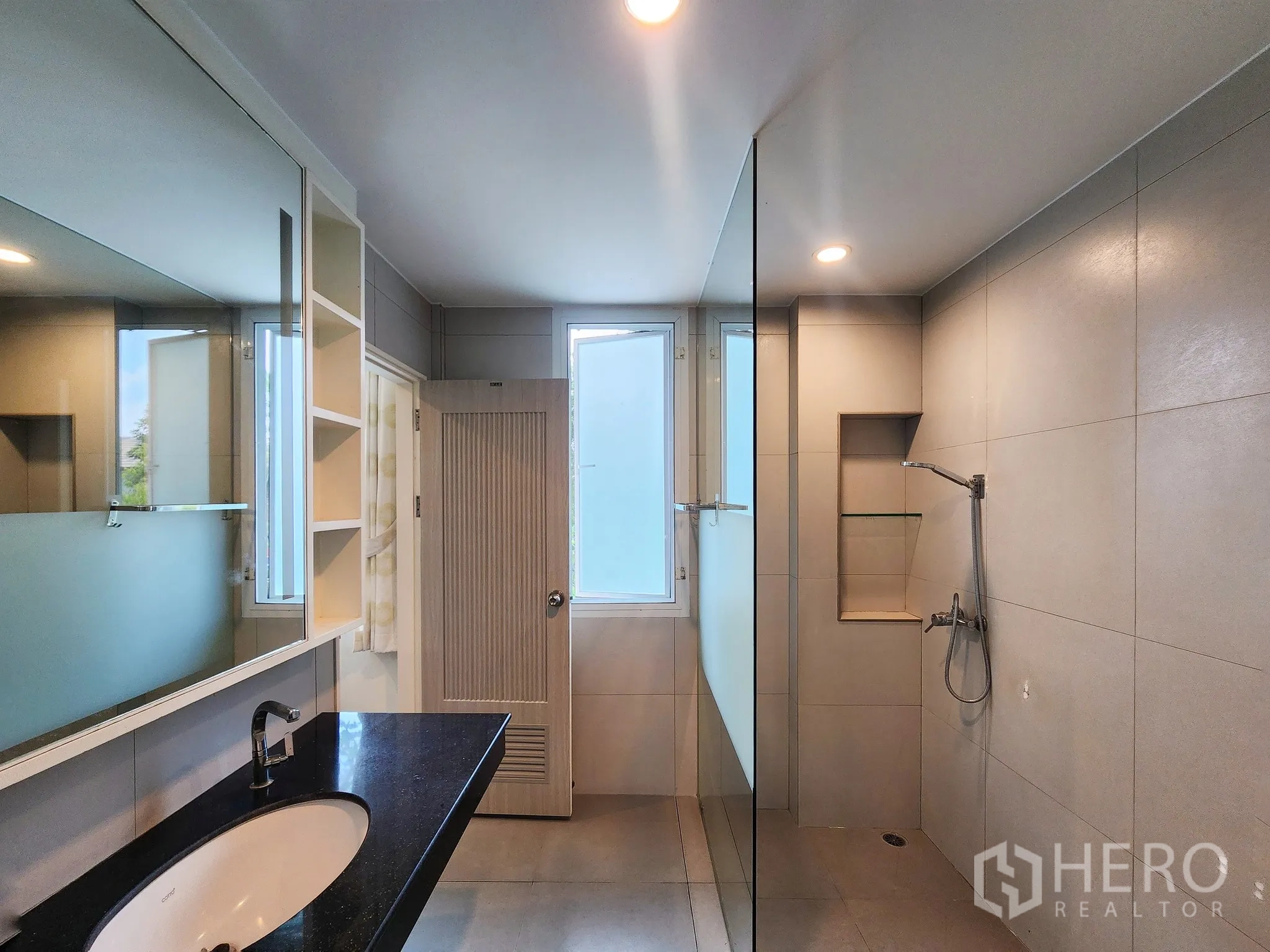 独立式住宅 出租在Bang Kapi, Bangkok - 宽敞卫浴，步入式淋浴间与壁龛，采光良好。