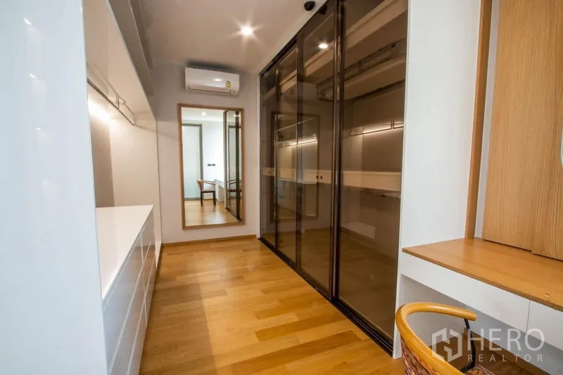 Detached House for sale in Saphan Sung, Bangkok - Walk-in closet with glass wardrobes, dressing counter and full-length mirror.