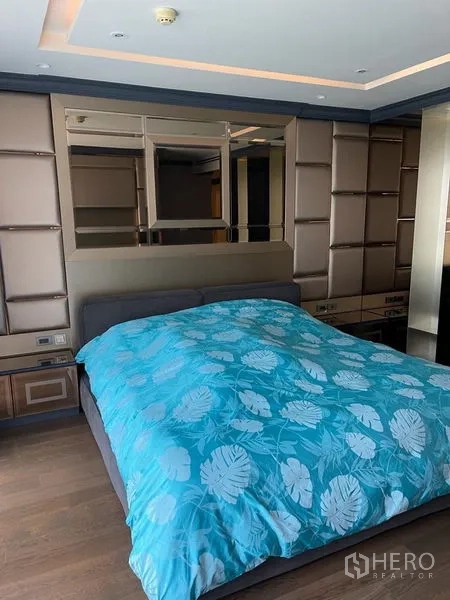 คอนโด ให้เช่าหรือขายในSathon, Bangkok - ห้องนอนมาสเตอร์ผนังตกแต่งบุหนัง กระจกเงา และเตียงขนาดใหญ่