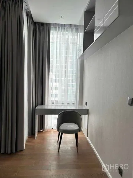 คอนโด ให้เช่าในPathum Wan, Bangkok - มุมทำงานในคอนโดลุมพินีให้เช่า พร้อมโต๊ะ เก้าอี้ และหน้าต่างสูงจรดเพดานวิวเมือง