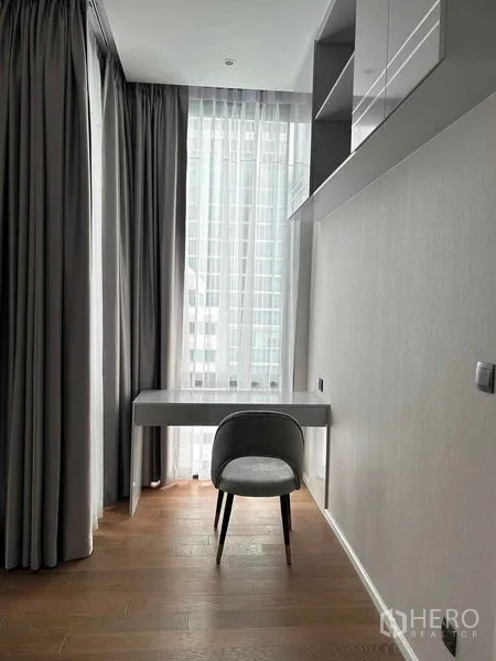 คอนโด ให้เช่าในPathum Wan, Bangkok - มุมทำงานในคอนโดลุมพินีให้เช่า พร้อมโต๊ะ เก้าอี้ และหน้าต่างสูงจรดเพดานวิวเมือง