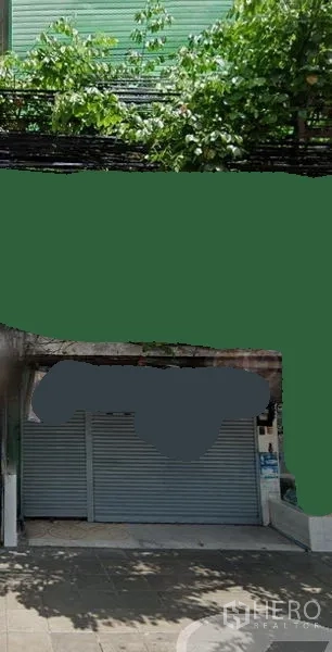 店屋 出租在Watthana, Bangkok - 店屋外立面，金属卷闸门与人行道，上方有电缆与绿植，位于曼谷瓦他那区素坤逸71附近。